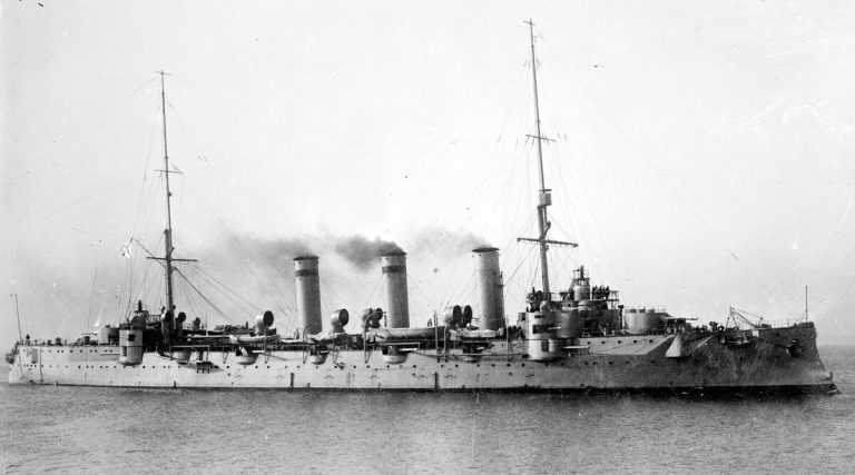  Бронепалубный крейсер 1 ранга «Олег» с марками на трубах
