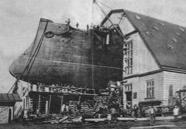  Корпус крейсера «Кагул» на стапеле крытого эллинга перед спуском на воду, 20 июля 1903 года