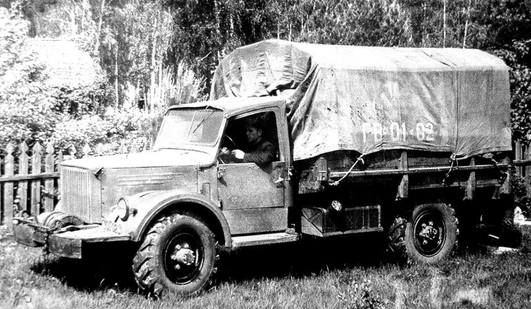 Прототип низкопрофильного автомобиля ГАЗ-68 с открытой кабиной и деревянным кузовом