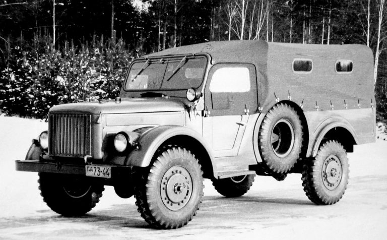  Опытный однотонный автомобиль ГАЗ-62 первой серии с запасным колесом в боковой нише кузова