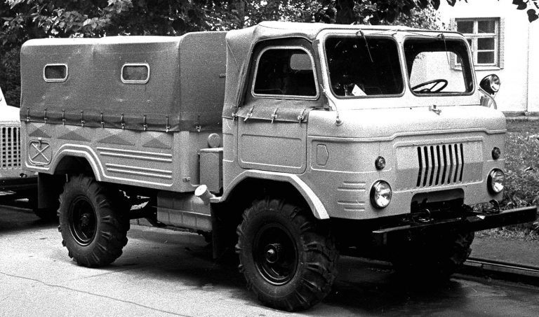 Окончательный вариант грузовика ГАЗ-62 с кузовом третьего типа на территории НАМИ. 1960 год