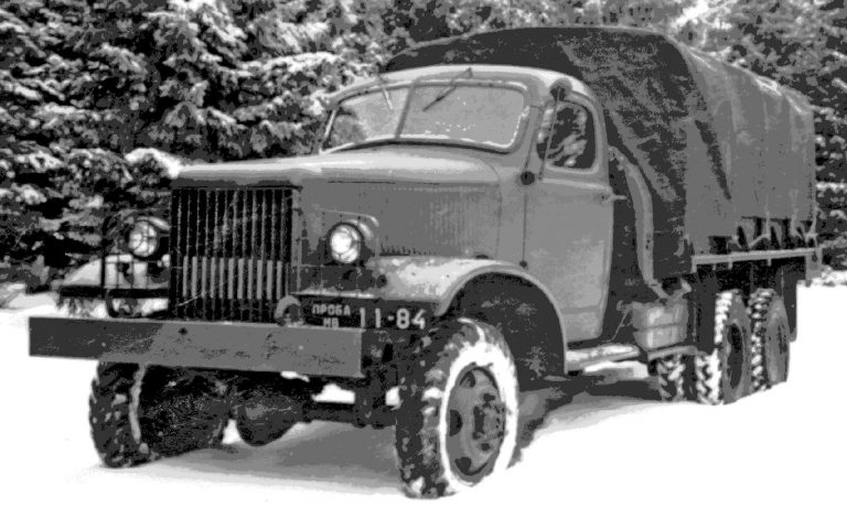 Первый образец грузовика ЗИС-151-2 с задними двускатными колёсами и прямоугольной решёткой радиатора. Май 1946 года