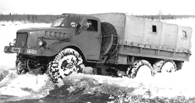 На военных испытаниях обновлённый грузовик с воздухозаборными отверстиями на боковинах капота (архив 21 НИИЦ)