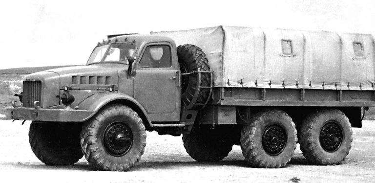 Окончательный вариант грузовика НАМИ-020 внешне отличался лишь светомаскировочными фарами (архив 21 НИИЦ)