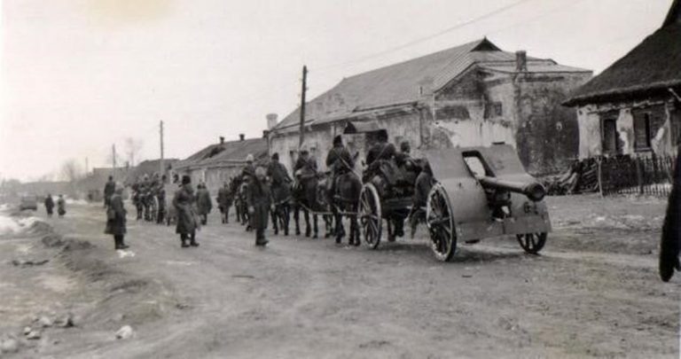 Батарея румынских пушек Tunul de camp Skoda, cal. 75 mm, md. 1928 на марше