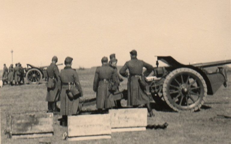 Осваивая трофеи. Немецкие военнослужащие на полевых занятиях с орудиями 8 cm FK 30(t)