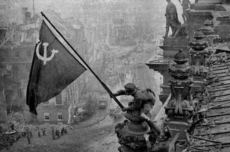       И этим. Знамя Победы над рейхстагом, май 1945 года.