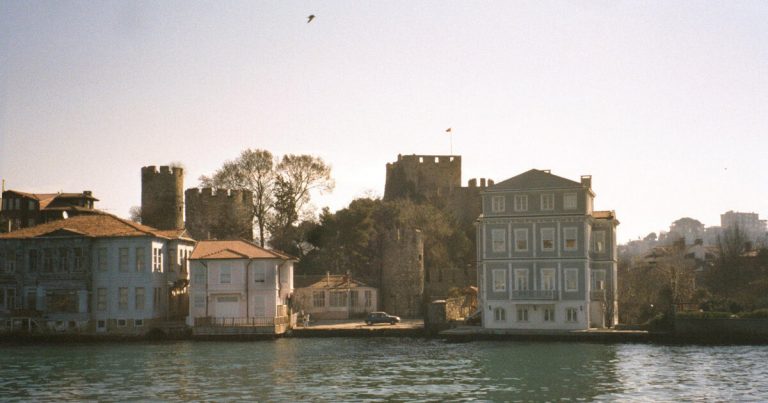  Анатолийская крепость (Анадолухисары) — небольшая крепость, расположенная в азиатской части Стамбула на берегу Босфора. Является самым старым турецким архитектурным сооружением в Стамбуле.