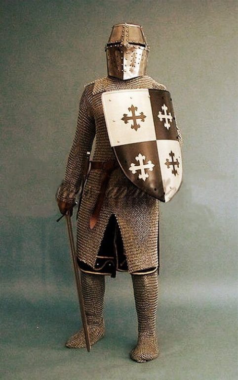   Западноевропейский рыцарь начала XIII века. Современная реконструкция.