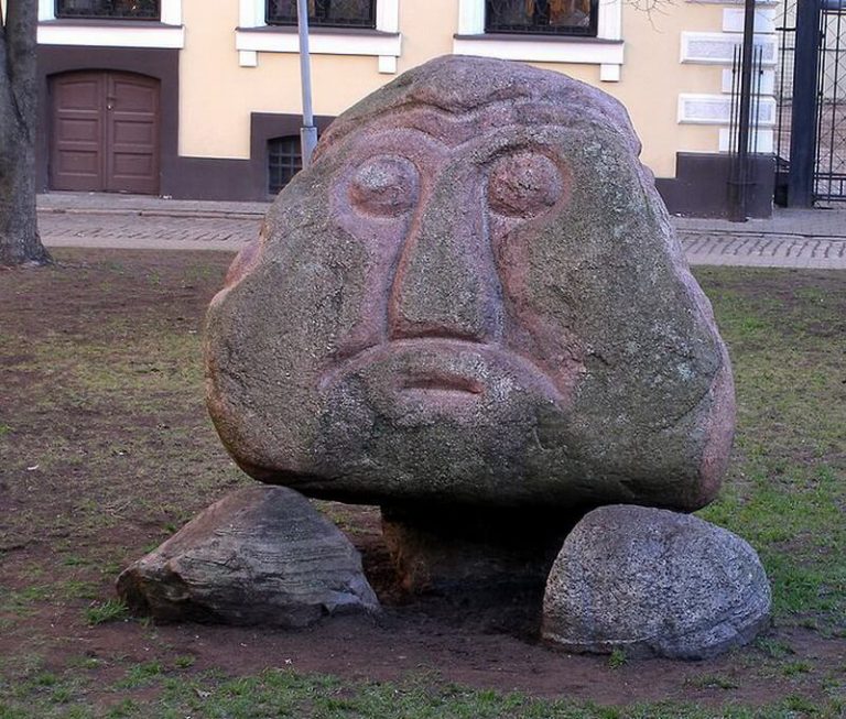 Гранитная скульптура Голова Ако в Риге. Автор Гиртс Бурвис.