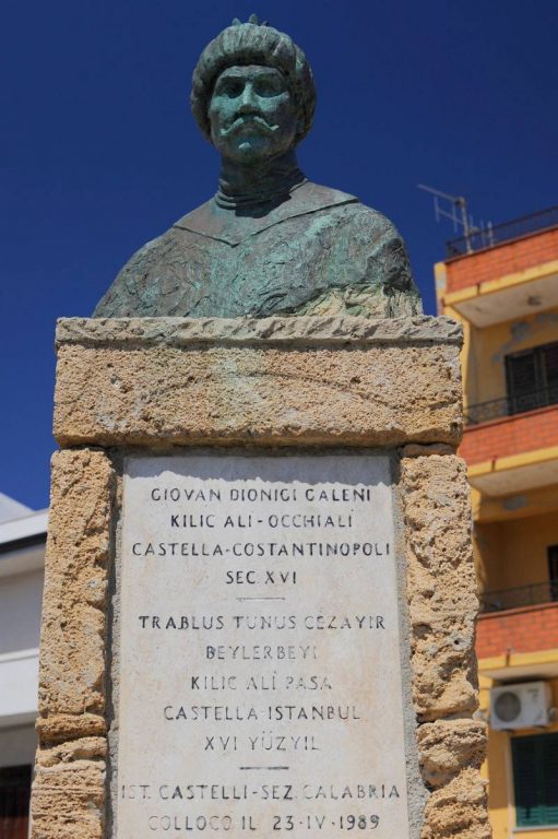  Памятник Джованни Диониджи Галлени (Kılıc Ali Pasa) в его родном калабрийском городе Ла Кастелла, Италия