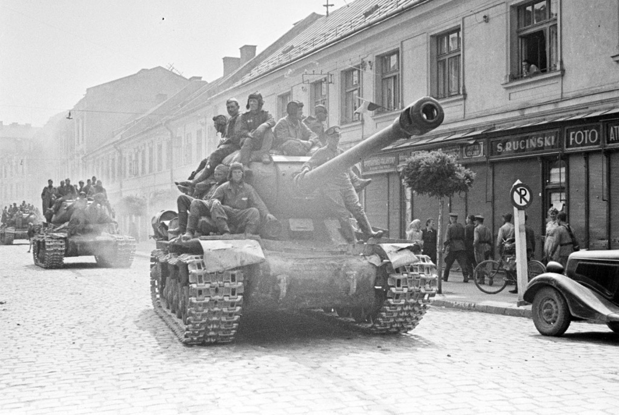 Советский танк 1943 года. ИС 2 1944. ИС 2 на войне. Танк ИС-2 (1944г). Танк ИС 2 1943 года.