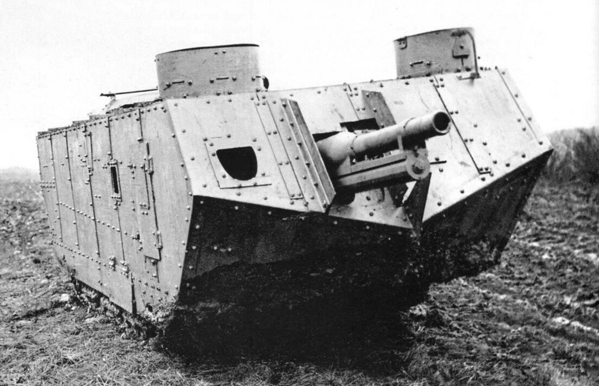 Сен шамон танк. Сен-Шамон танк первой мировой. Первый французский танк сен Шамон. Танк St Chamond. Танк Saint Chamond 1917.