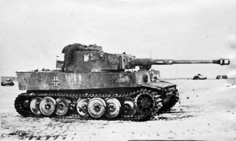 Красноармейцы изучают захваченный немецкий тяжелый танк. 18 января 1943 года