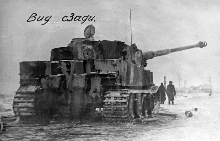 Судя по всему, танк пытались буксировать, но стремительное наступление Красной армии не позволило провести эвакуацию