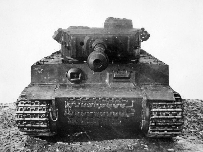 На лобовом листе корпуса виден значок 502-го тяжелого танкового батальона