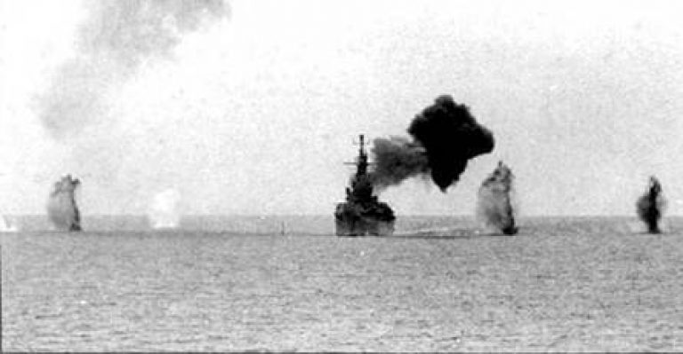  «Сент Пол», тяжелый крейсер типа «Балтимор», под огнем северовьетнамской береговой батареи