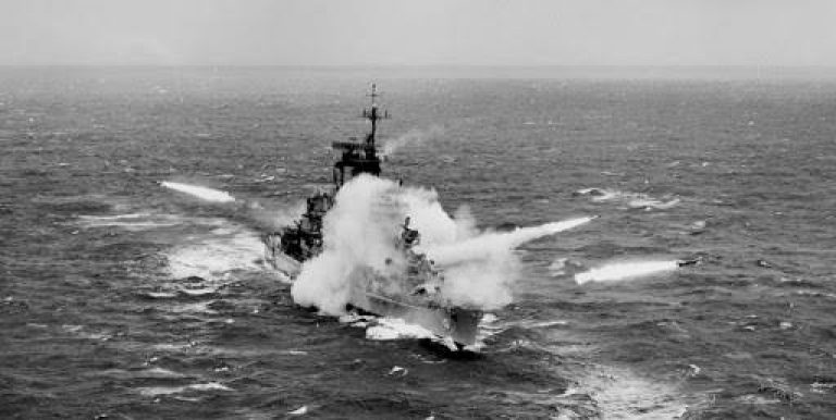  Когда пришло время, «Балтиморы» послужили основой для двух проектов крейсеров с управляемым ракетным оружием. На иллюстрации — залп крейсера «Олбани» (годы службы 1946-1958; в новом облике — 1962-1980)
