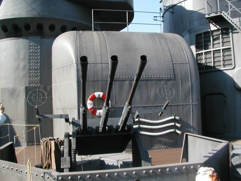  Строенный зенитный автомат «Тип 96» — одна из крупнейших по производству и использованию зенитная установка Второй мировой войны. Состояла на вооружении линкоров типа Yamato, тяжёлых крейсеров типа Tone и Mogami