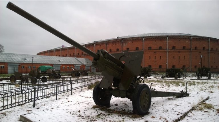 95-мм Ф-28 в артиллерийском музее в Санкт-Петербурге