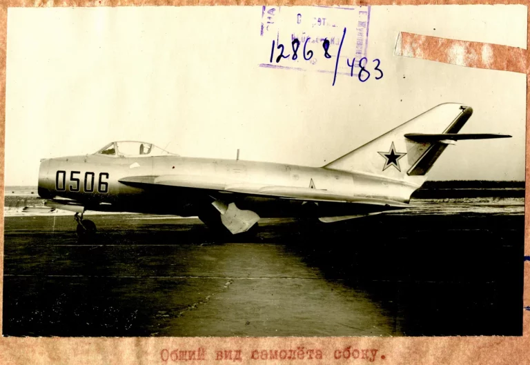       Истребитель МиГ-17.
