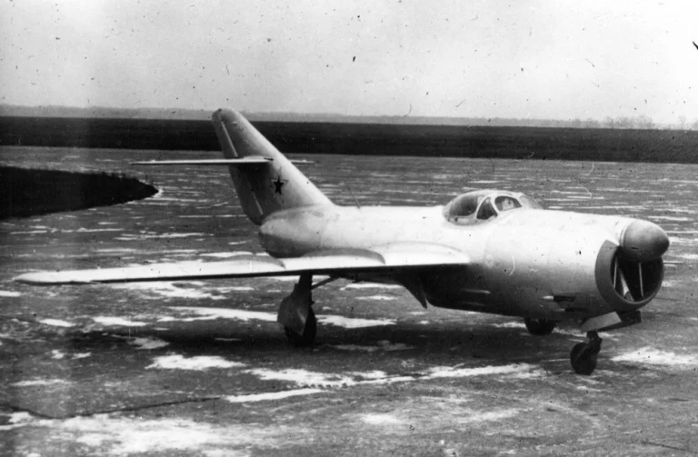       Второй прототип перехватчика И-320. Источник фото: http://авиару.рф/