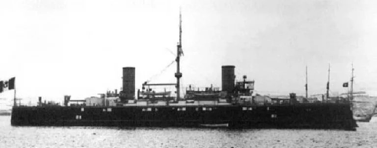     Фотография «Ривадавии» с итальянским флагом перед передачей японскому флоту.