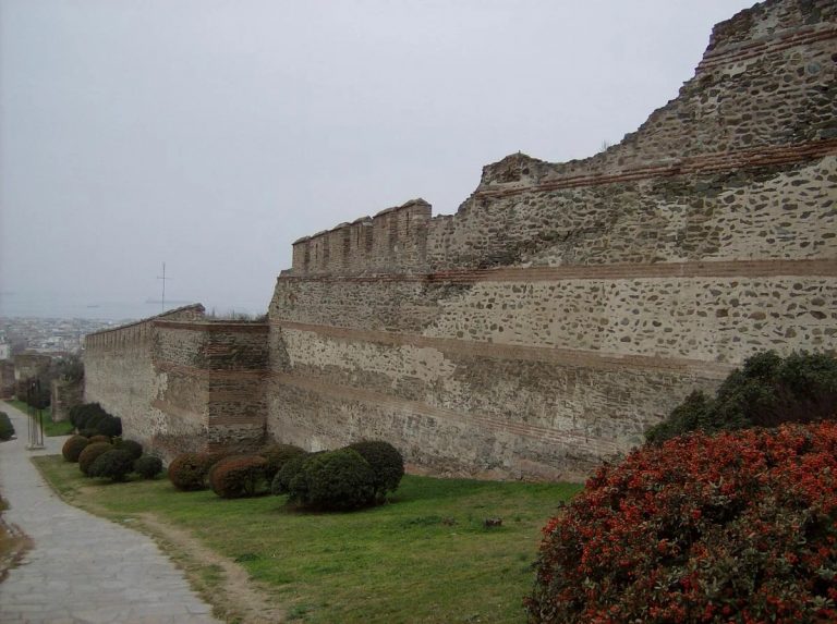       Древние стены Салоник