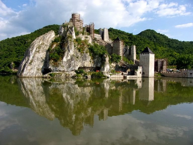       Голубацкая крепость — средневековое крепостное сооружение, построенное в XIV веке на берегу Дуная близ Железных Ворот. Находится на территории современной Сербии между городами Голубац и Кладово.