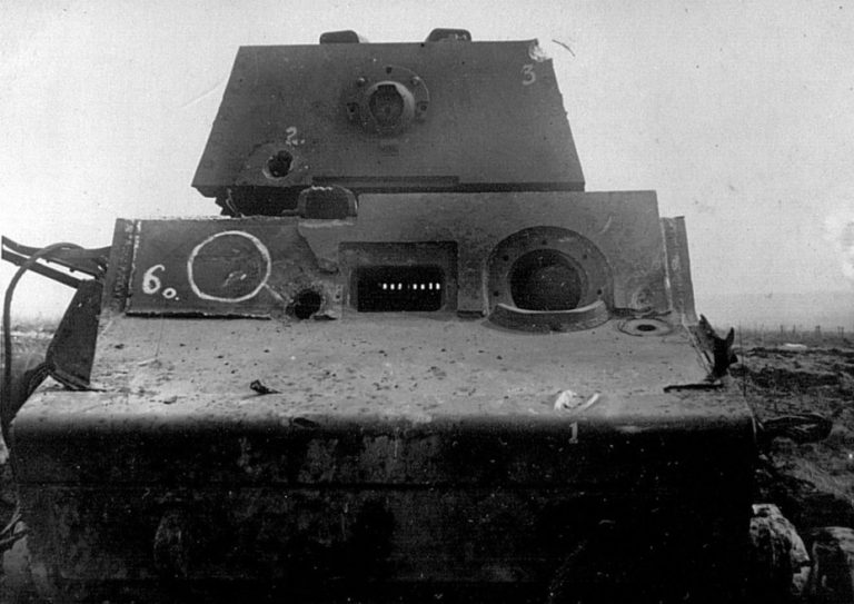  КВ-1 после обстрела из 88-мм пушки KwK 36 L/56. Источник: warspot.ru