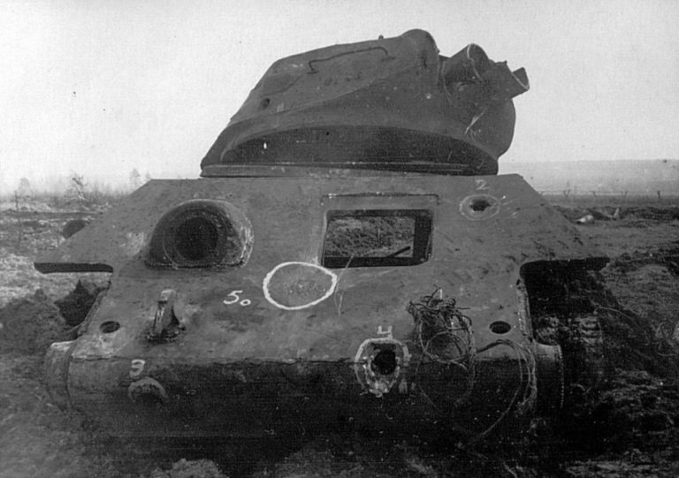  Т-34 после обстрела из 88-мм пушки KwK 36 L/56. Источник: warspot.ru