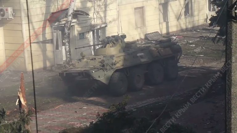   БТР-82А ведёт бой в Мариуполе