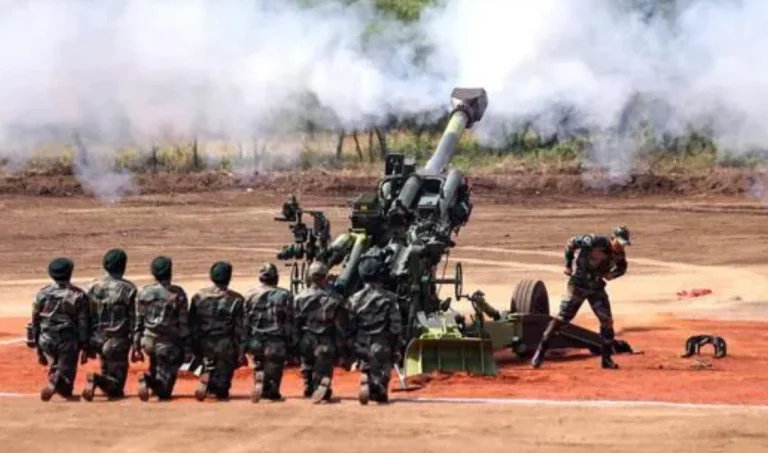 Гаубица М777 на испытаниях в индийской армии. Лето 2017 года. Местные артиллеристы словно что-то предчувствуют. Фото Хиндустан Таймс.