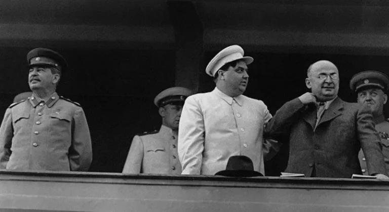       В последние годы правления Сталина устремления Берии и Маленкова были направлены в другую сторону... Фото https://aperturescience.ru.