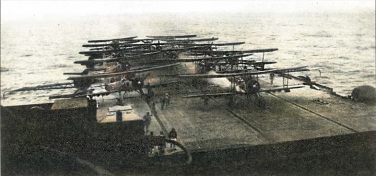       "Суордфиши" 810-й,818-й и 820-й эскадрилий на палубе авианосца "Арк Роял" готовятся к вылету, чтобы нанести решающий удар по "Бисмарку"