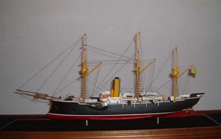 Модель корабля Цзинцин работы Чэнь Юэ и Ли Миня.