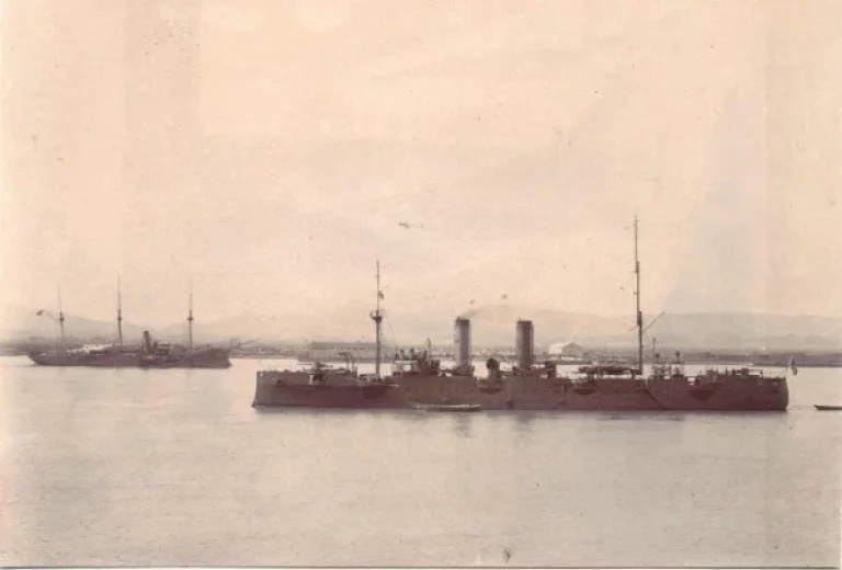  Хуаньтай и японский крейсер Акицусима в Циндао