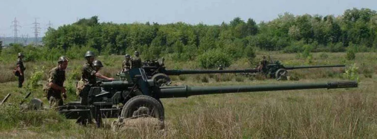       100-мм противотанковая пушка МТ-12 на огневой позиции