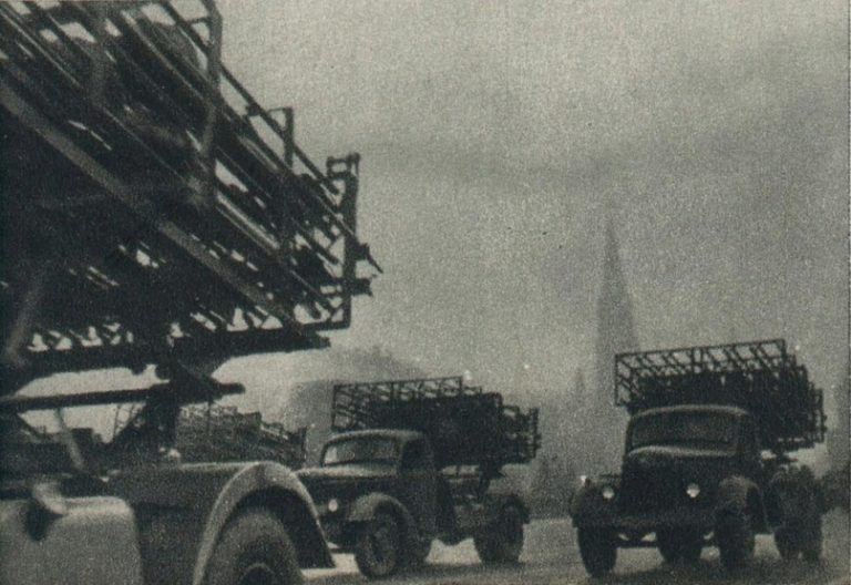 Парадная БМ-31 на базе ЗИС-150 на параде 7 ноября 1947 года