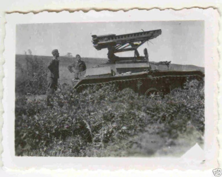 Немцы осматривают уничтоженную М-8 на базе Т-60