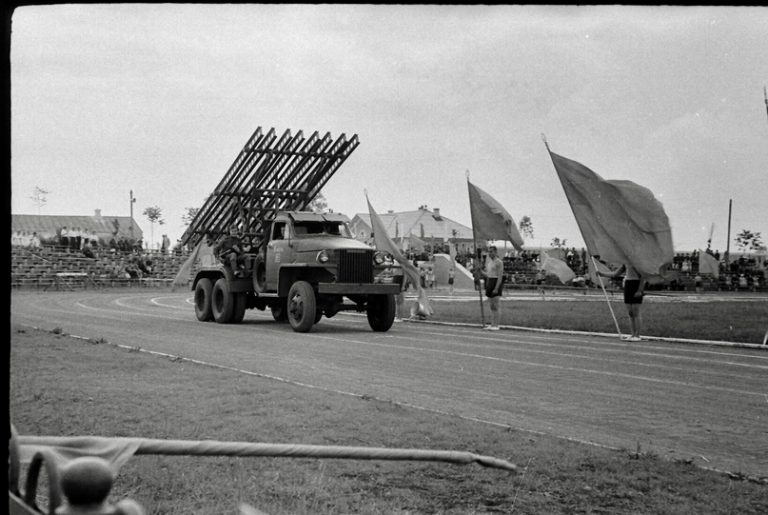 БМ-13Н на базе Studebaker US6 на параде в Костроме в 60-х годах