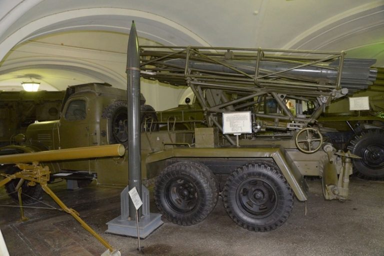 БМД-20 вместе с НУРС МД-20-Ф на базе ЗИС-151