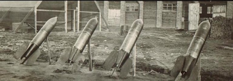  245-мм химические ракеты на полигоне. Схожие ПУ предлагал Лангемак.