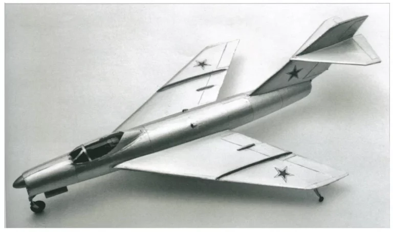 Модель истребителя Ла-190.