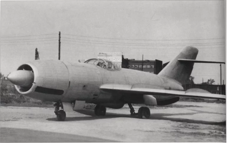 Прототип Ла-200 с РЛС "Торий-А". Источник: книга Ye. Gordon. Lavochkin’s Last Jets.