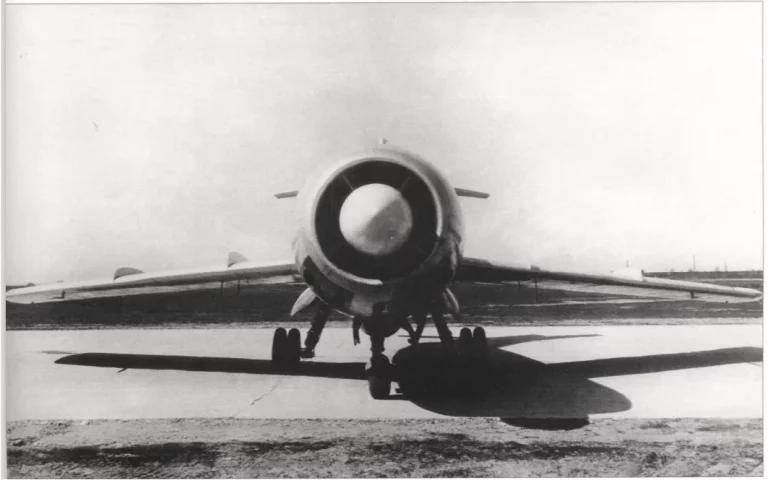Прототип Ла-200 с РЛС "Торий-А". Источник: книга Ye. Gordon. Lavochkin’s Last Jets.