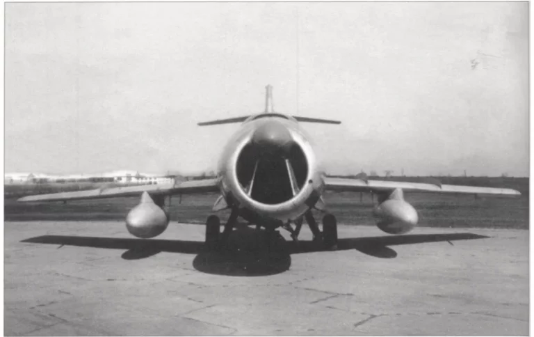 Прототип Ла-200 с РЛС "Коршун". Источник: книга Ye. Gordon. Lavochkin’s Last Jets.