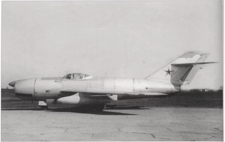 Прототип Ла-200 с РЛС "Коршун". Источник: книга Ye. Gordon. Lavochkin’s Last Jets.