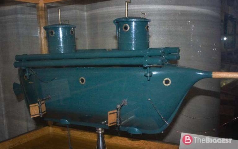  Макет подводной лодки Шильдера. Трубы в верхней части лодки — направляющие для пуска ракет.