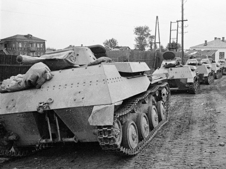 Погрузка Т-30 из состава 5-й танковой бригады, переименованной в 42-ю танковую бригаду. Как можно заметить, часть танков без водоходного оборудования, а часть всё ещё плавающая. Наро-Фоминск, сентябрь 1941 года
